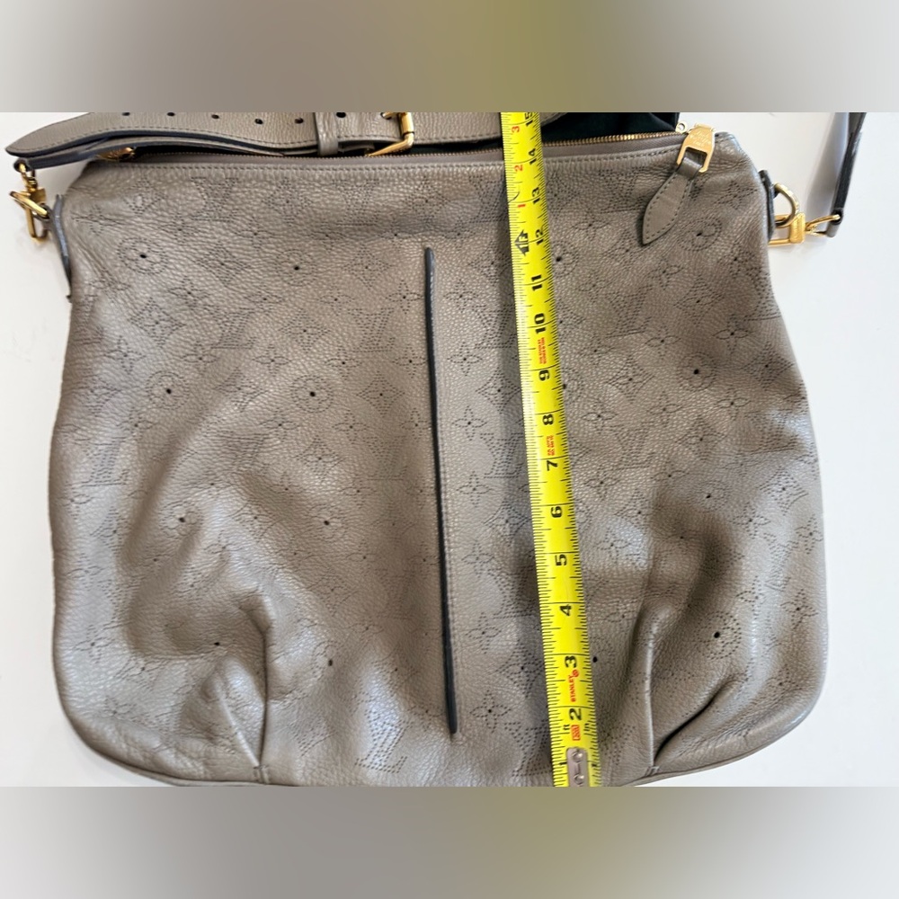 Like new Authenticated Taupe Louis Vuitton MM Mahina Selene excellent + Shop bag - Picture 13 of 15